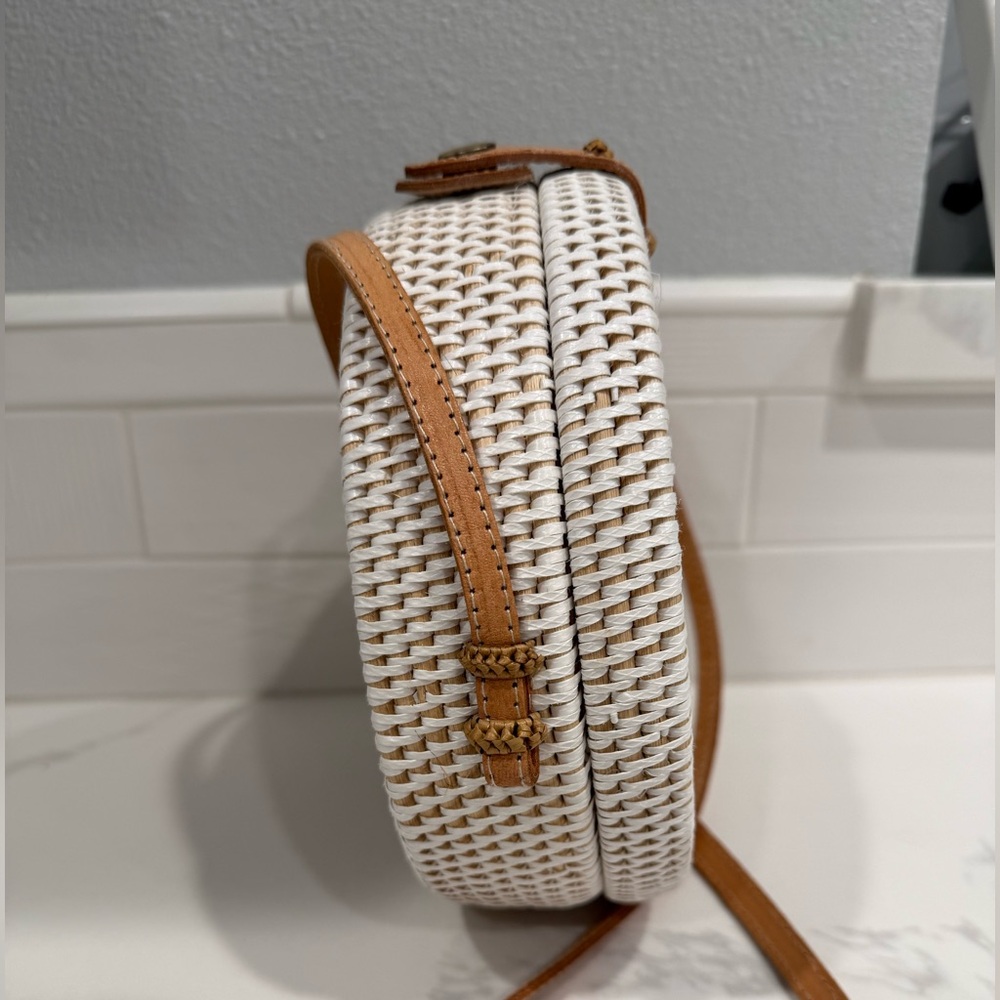 Chic rattan White and Tan Round Bag - Picture 7 of 12